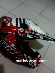 Helm GM Neutron tampak samping