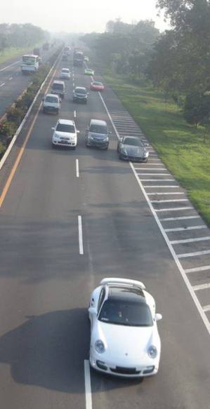 Mobil mewah jalan-jalan