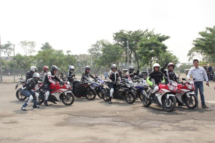 Komunitas Yamaha Revs CBU (YRC) Indonesia berfoto bersama dalam event Defensive Riding Training bersama Yamaha Indonesia