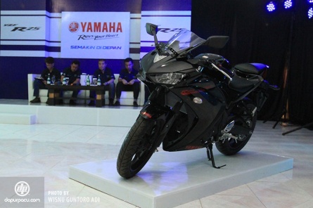 Yamaha R25 black