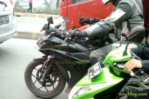 Yamaha R25 tampak samping