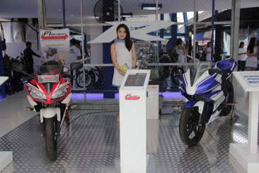 Yamaha R15 di booth Yamaha Revs Your Heart di Jakarta Fair 2014