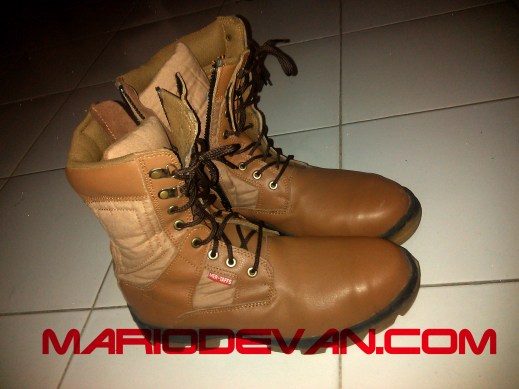 Sepatu safety touring