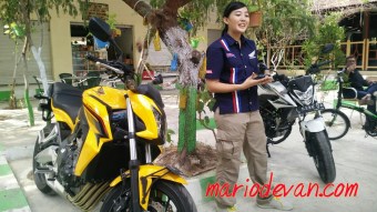 Sebelum sesi test ride, ada pengenalan produk dari mbak Ayu big bike team MPM