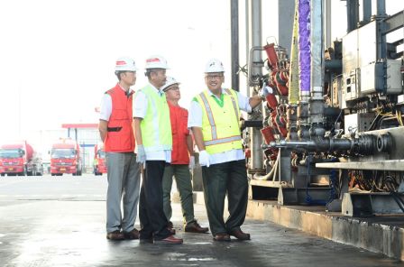 jajaran BOD Pertamina Region 5 mengecek kesiapan depo untuk distribusi