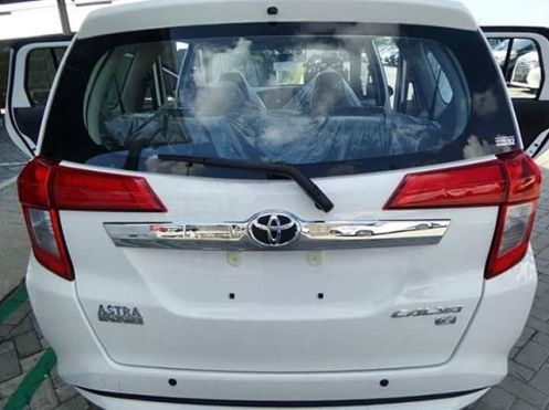 Toyota Calya warna Putih tampak belakang