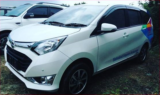 daihatsu Sigra putih tampak samping unit test drive
