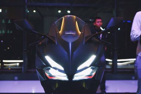 desain headlamp-nya gak nahan, boleh kah disebut yang terbaik dikelas-nya?