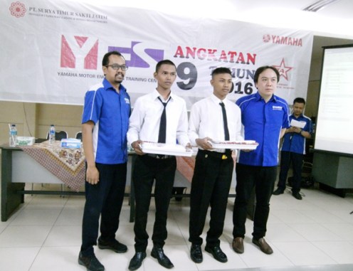 penyerahan buku dan baju secara simbolis