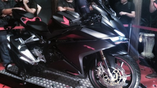 tampak samping Honda CBR 250rr warna black