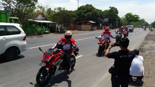 madev yang helm orange dengan cbr 150r