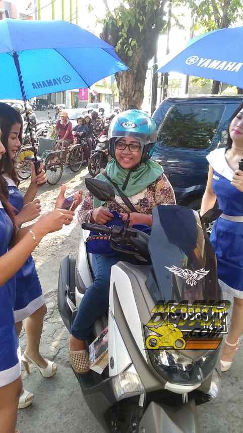 Cewek juga gak mau ketinggalan menaiki Nmax hehehe