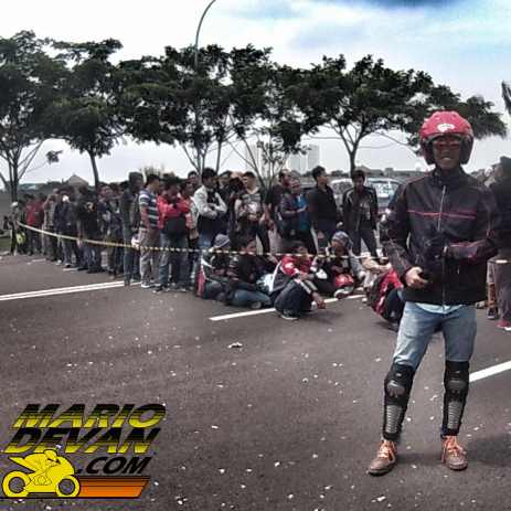 bisa dilihat nie antriannya dibelakang gak habis-habis full terus...