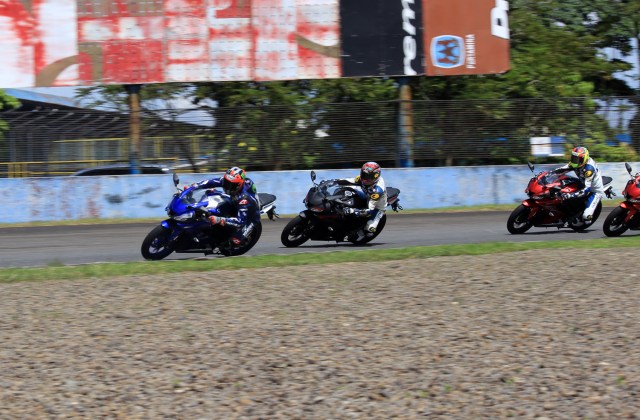 maverick-vinales-paling-depan-saat-riding-all-new-r15-bersama-pembalap-yamaha-racing-indonesia.jpg.jpg
