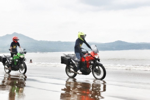 versys 250 main air laut pantai gemah